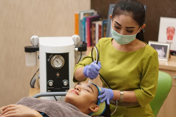 Dermabrasi Untuk Treatment Anti Aging Yang Sedang Populer, Cari Tahu Manfaat dan Efek Sampingnya