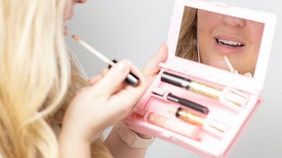 7 Penyebab Lipstik Tidak Menempel di Bibir dengan Sempurna