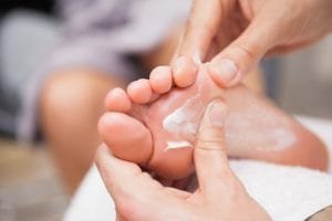 Mudah! Menghaluskan Telapak Kaki Bisa Dilakukan Sendiri
