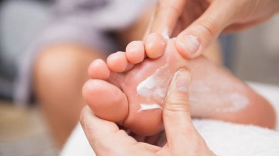 Mudah! Menghaluskan Telapak Kaki Bisa Dilakukan Sendiri
