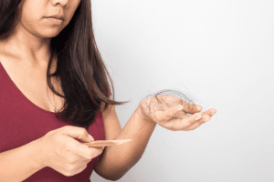 Penyebab Rambut Rontok Parah pada Wanita: Dari Stres Hingga Faktor Genetik