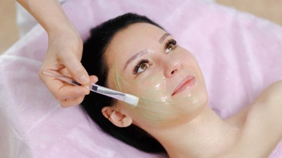 Chemical Peeling: Apa Itu, Manfaat, dan Prosesnya yang Perlu Diketahui