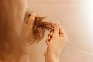 Akar Rambut Rusak? Ketahui Penyebab dan Tips Memperbaikinya