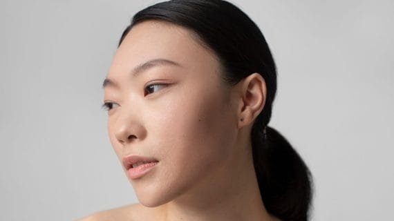 11 Tips Ampuh agar Kulit Wajah Kencang dan Awet Muda