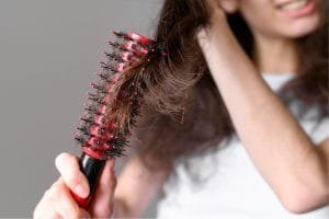 Kenapa Rambut Rontok Setiap Hari? Ini Dia Faktor Penyebabnya