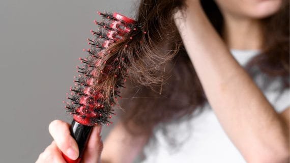 Kenapa Rambut Rontok Setiap Hari? Ini Dia Faktor Penyebabnya